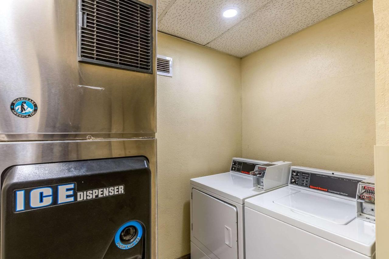 Quality Inn & Suites Southport Индианаполис Экстерьер фото