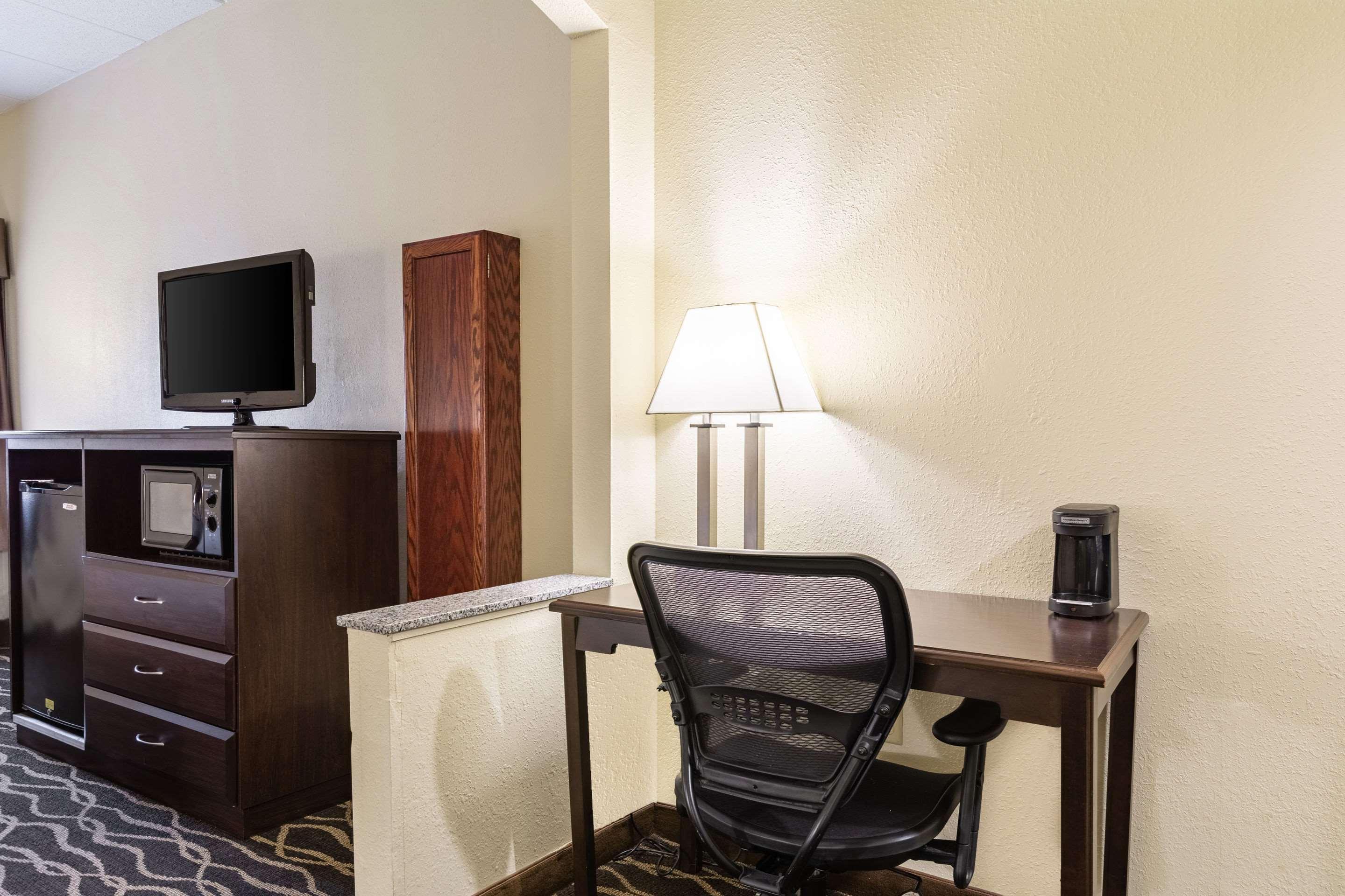 Quality Inn & Suites Southport Индианаполис Экстерьер фото