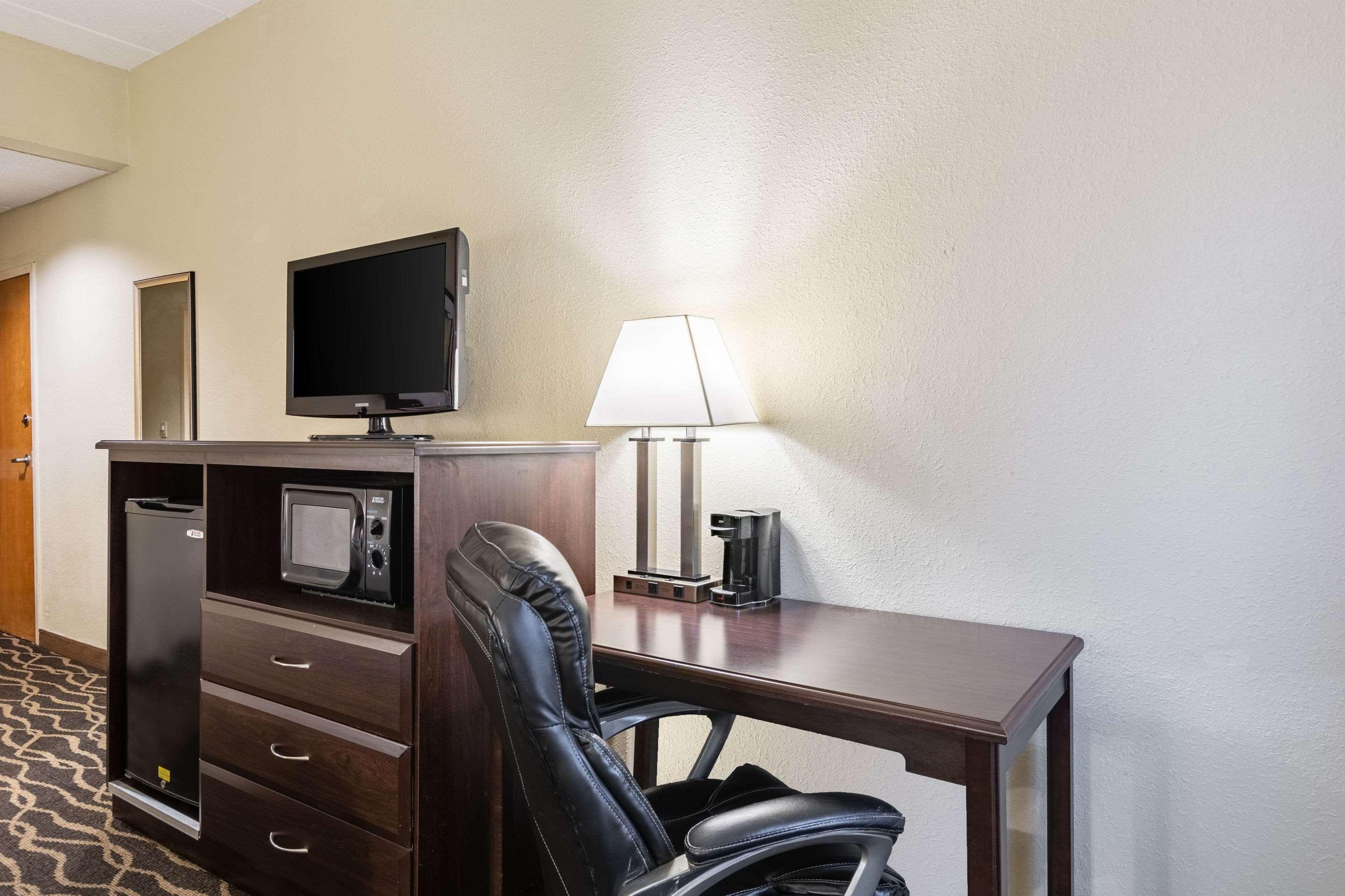Quality Inn & Suites Southport Индианаполис Экстерьер фото