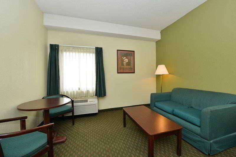 Quality Inn & Suites Southport Индианаполис Экстерьер фото