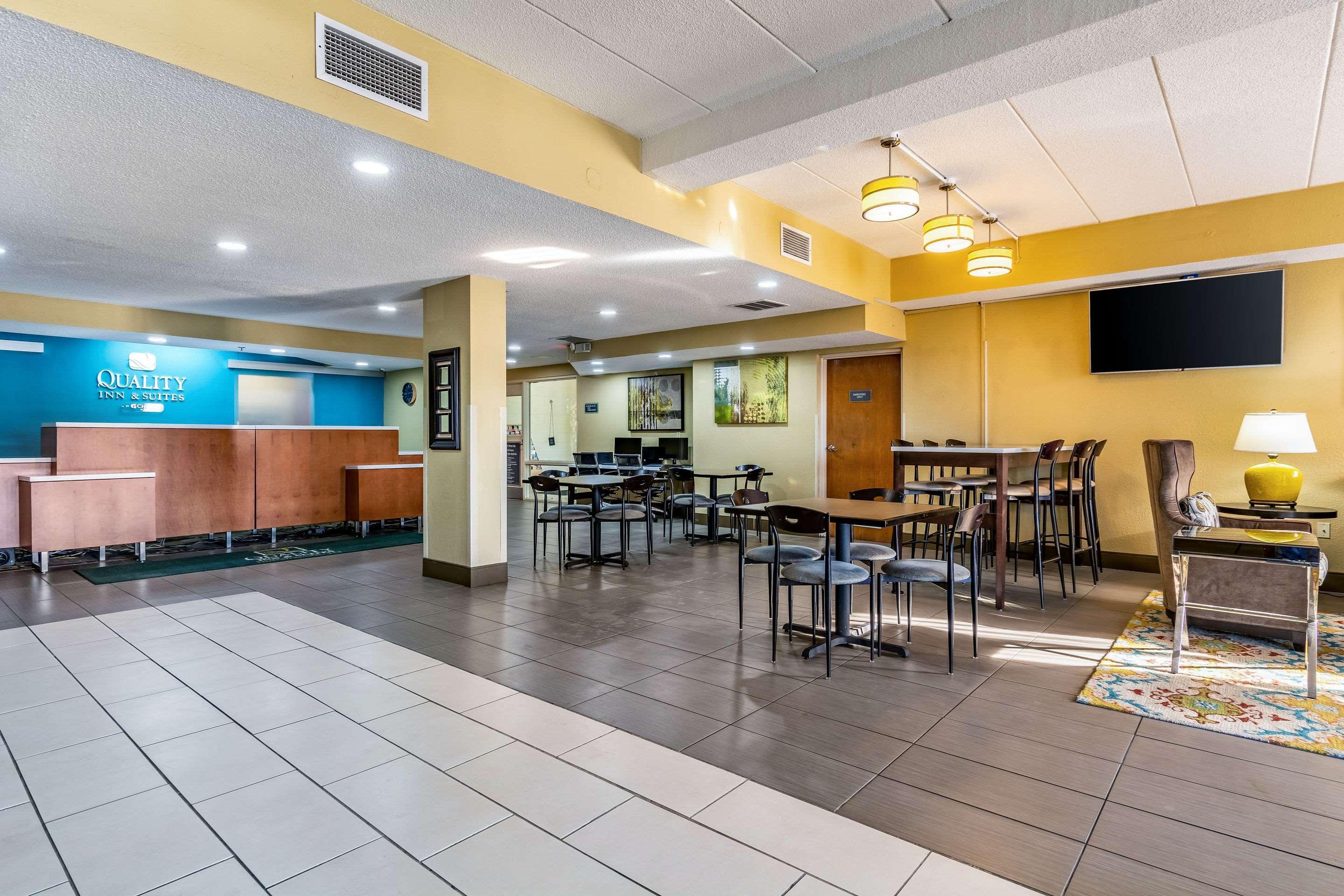 Quality Inn & Suites Southport Индианаполис Экстерьер фото