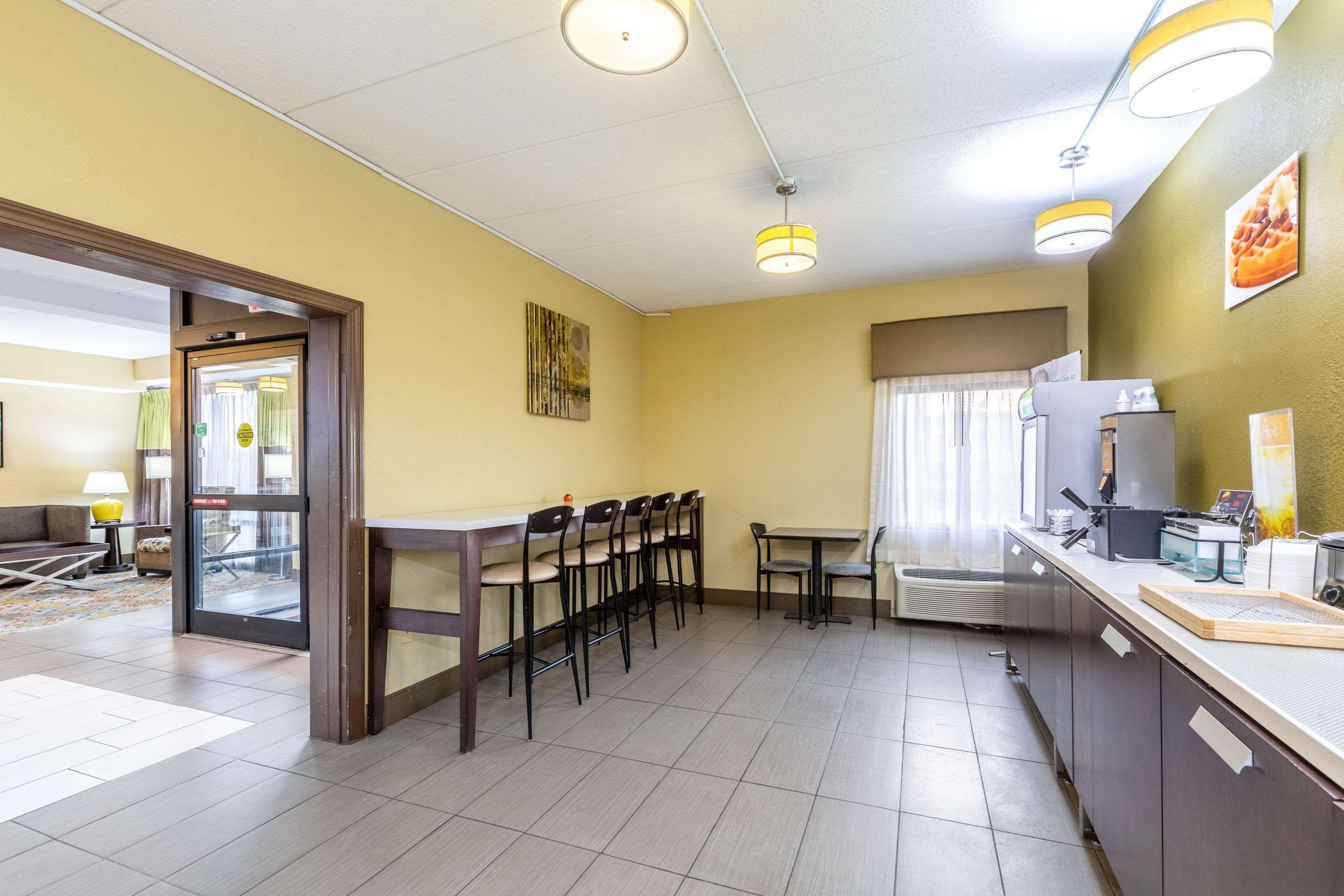 Quality Inn & Suites Southport Индианаполис Экстерьер фото