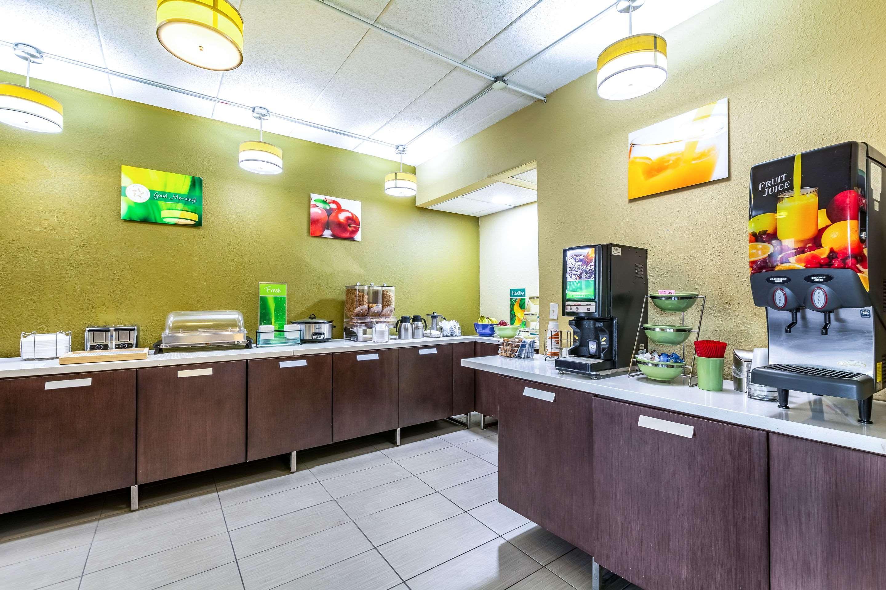 Quality Inn & Suites Southport Индианаполис Экстерьер фото